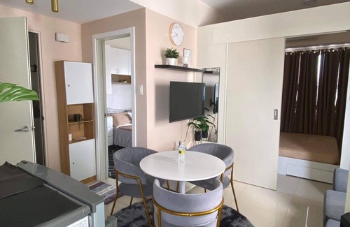 Las Pinas Condo | Comfy flexi 1 or 2 BR condo with wifi access. Parking is subject to availability