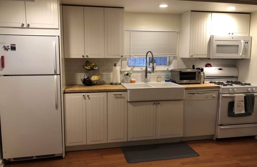 Lakewood-Balmoral Apartment | Comfy Garden Suite in Andersonville