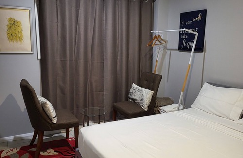 Windsor Ski Chalet | Comfy Ground-floor Ensuite Double Bed Room in welcoming Windsor with WiFi, AC