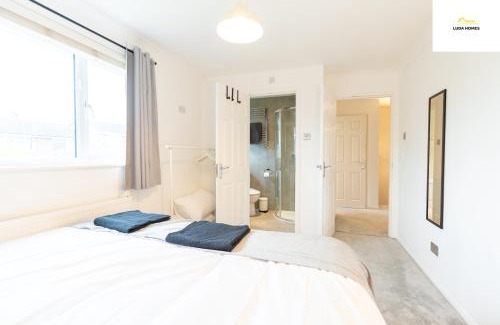 Sherborne St. John Apartment | Comfy Home - Close to hospital - Sleeps 7 - wParking