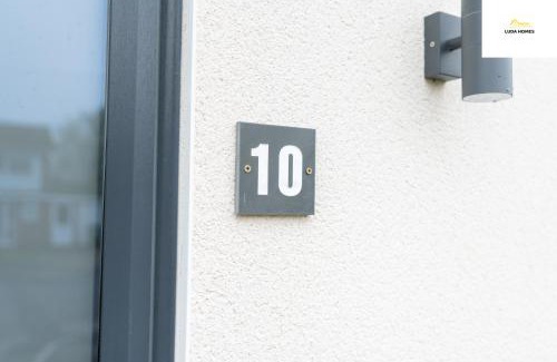 Sherborne St. John Apartment | Comfy Home - Close to hospital - Sleeps 7 - wParking