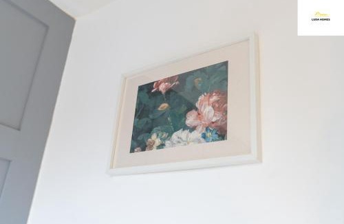 Sherborne St. John Apartment | Comfy Home - Close to hospital - Sleeps 7 - wParking