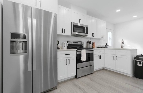 Northside House | Comfy Home | Sleeps 10 | Hot Tub| Games | 7mi DT