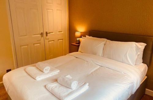 Pentwyn House | Comfy House with Parking for Multiple Vehicles