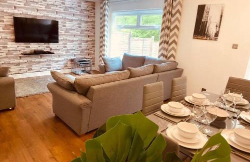 Pentwyn House | Comfy House with Parking for Multiple Vehicles