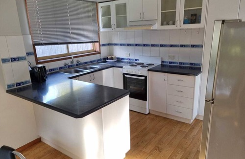 Portland House | Comfy Ocean Getaway with Boat or Caravan Space & Unlimited Wi-Fi & Netlfix!