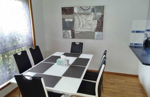 Portland House | Comfy Ocean Getaway with Boat or Caravan Space & Unlimited Wi-Fi & Netlfix!