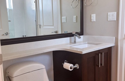 Burnaby House | Comfy Private Room & Ensuite Bath Near Skytrain/Metrotown, Not a whole house