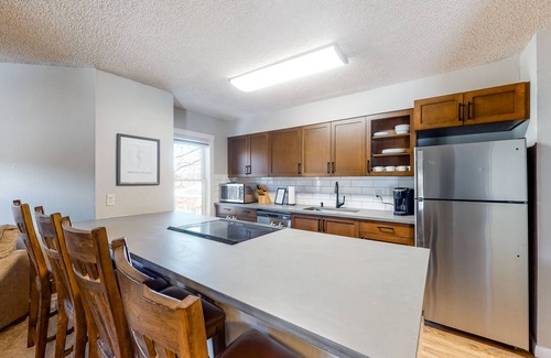 Historic District Condo | Comfy Ski-In Condo w/Shared Hot Tub & Gas Fireplace - Close to the Mountain