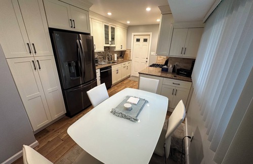 Commack House | Commack 3 Bd Hideaway w/King Size Bed + Living Room + Den