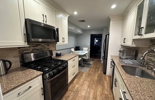 Commack House | Commack 3 Bd Hideaway w/King Size Bed + Living Room + Den