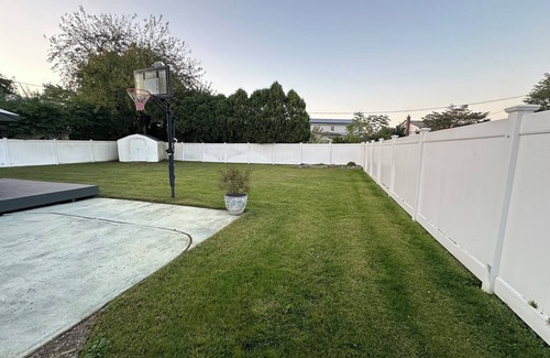 Commack House | Commack 3 Bd Hideaway w/King Size Bed + Living Room + Den