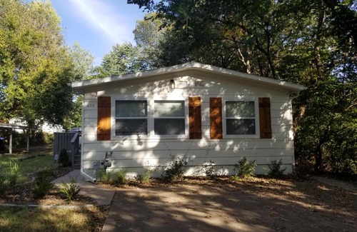 Topeka House | Complete BnB Presents Stylish Newly Renovated Whole Home TKS418