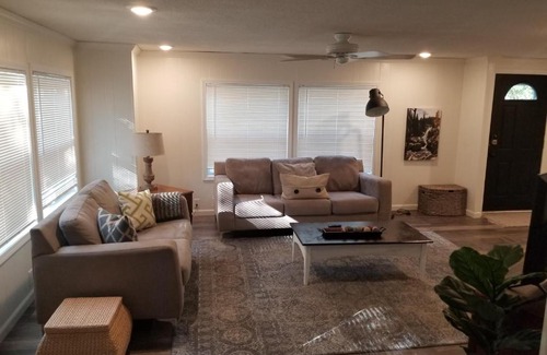 Topeka House | Complete BnB Presents Stylish Newly Renovated Whole Home TKS418