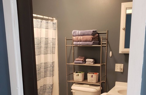 Perry Apartment | Completely remodeled 1 bedroom lower apartment with full kitchen and bath