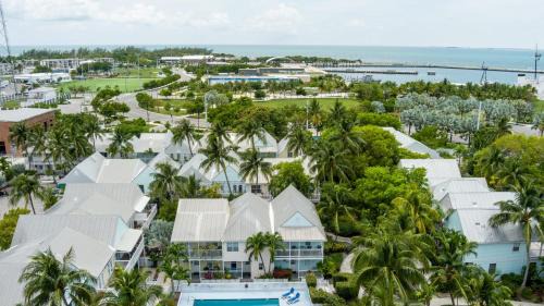 Truman Annex House | Conch Adventure by AvantStay Great Location w Patio Outdoor Dining and Shared Pool Week Long Stays