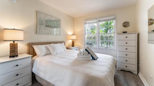 Truman Annex House | Conch Adventure by AvantStay Great Location w Patio Outdoor Dining and Shared Pool Week Long Stays