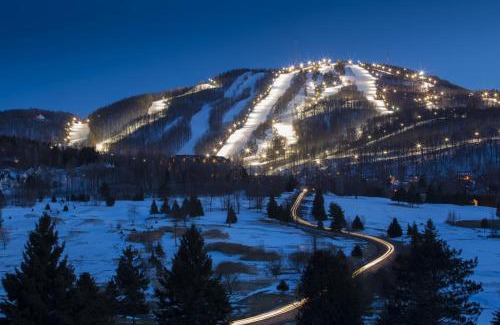 Bromont Apartment | Condo 202 Le Champlain vue sur la montagne, ski, vélo, piscine !