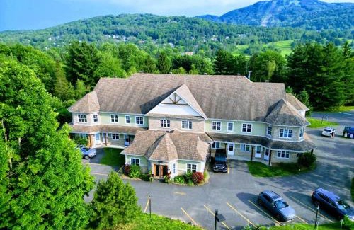 Bromont Apartment | Condo 202 Le Champlain vue sur la montagne, ski, vélo, piscine !