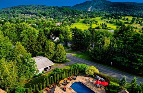 Bromont Apartment | Condo 202 Le Champlain vue sur la montagne, ski, vélo, piscine !