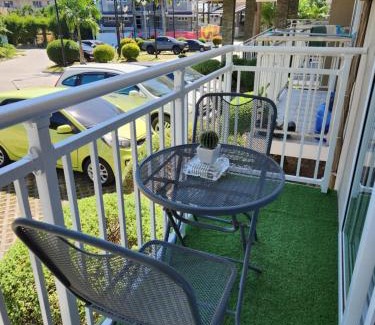 Mactan Export Processing Zone Apartment | Condo Azur Suites A125 Amani Resorts Residences , 5 minutes Airport, Netflix, Stylish, Cozy with Luxurious Swimming Pool