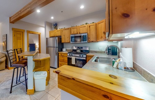 Keystone Condo | Condo Just Steps from a Free Ski Shuttle, Shared Pool and Hot Tubs