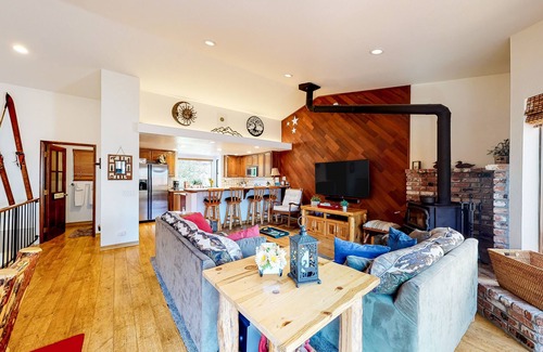 Mammoth Lakes Condo | Condo Less than a Mile from Mammoth Village w/Private Hot Tub & Fireplace