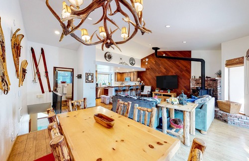 Mammoth Lakes Condo | Condo Less than a Mile from Mammoth Village w/Private Hot Tub & Fireplace