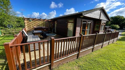 Liverton House | Conkers Lodge for 6 with Hot Tub & Secluded Decking - Spa Resort in Devon