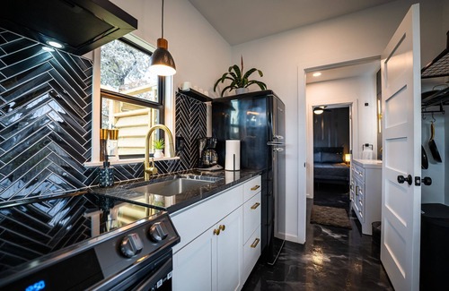 New Braunfels Cabin | Contained In Gruene! Hot Tub/Outdoor Shower