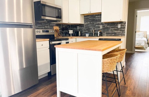 Avondale Apartment | *Contemporary 1 BR by Xavier & Downtown w/parking