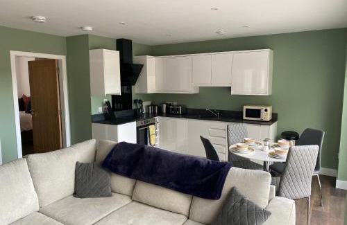 Nairn House | Contemporary 2 Bedroom En-suite Ground Floor Flat with Free Parking