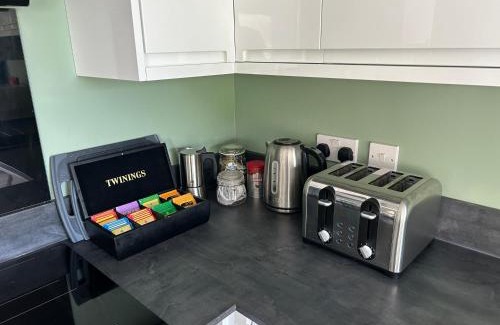 Nairn House | Contemporary 2 Bedroom En-suite Ground Floor Flat with Free Parking