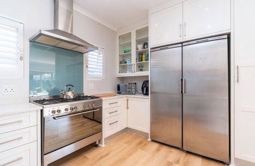 Claremont House | Contemporary 4-Bedroom Oasis