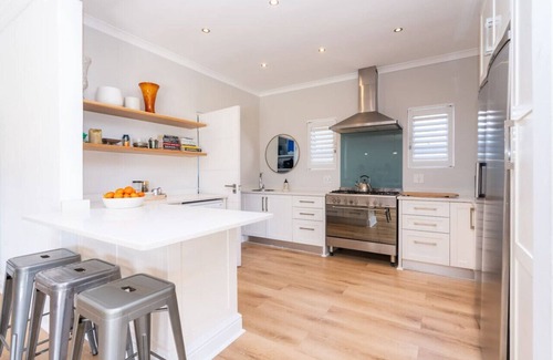 Claremont House | Contemporary 4-Bedroom Oasis