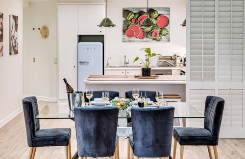 Mouille Point Apartment | Contemporary Apartment close to the Radisson (Majolica)