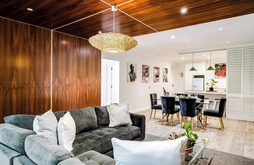 Mouille Point Apartment | Contemporary Apartment close to the Radisson (Majolica)