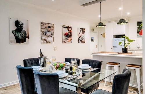 Mouille Point Apartment | Contemporary Apartment close to the Radisson (Majolica)