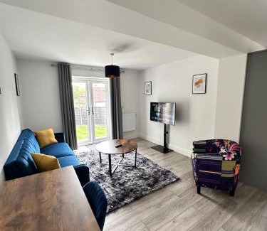 Guildford Ski Chalet | Contemporary Comfort 2 Bed 2 Bath Home Free Parking