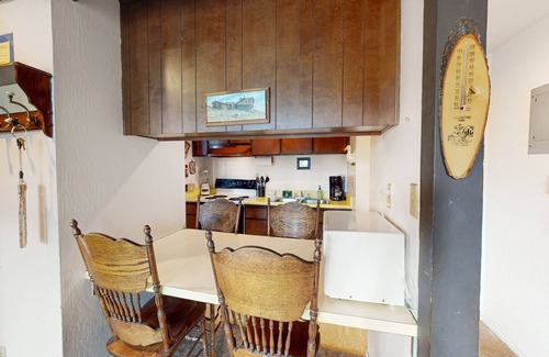 Mammoth Lakes Condo | Contemporary condo near The Village with easy slope access, balcony & hot tub
