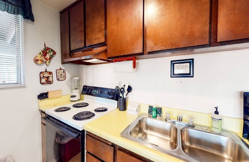 Mammoth Lakes Condo | Contemporary condo near The Village with easy slope access, balcony & hot tub