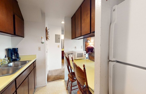 Mammoth Lakes Condo | Contemporary condo near The Village with easy slope access, balcony & hot tub