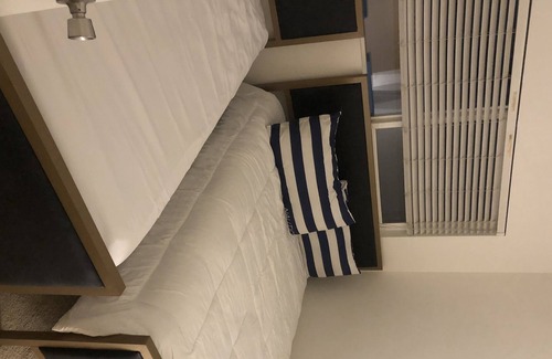 La Crescenta-Montrose Condo | Contemporary Condo near JPL/Universal Studios/Burbank/DTLA/Pasadena