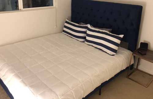 La Crescenta-Montrose Condo | Contemporary Condo near JPL/Universal Studios/Burbank/DTLA/Pasadena