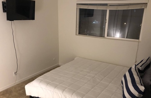 La Crescenta-Montrose Condo | Contemporary Condo near JPL/Universal Studios/Burbank/DTLA/Pasadena