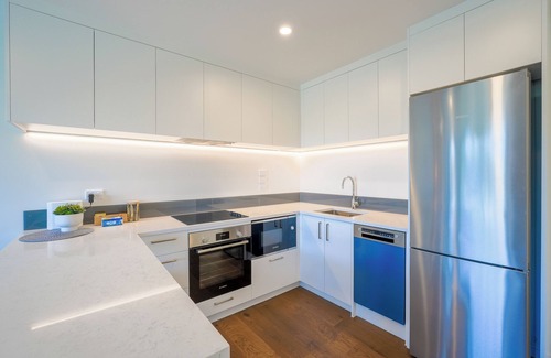 Mangere House | Contemporary Family Retreat– Close to Airport