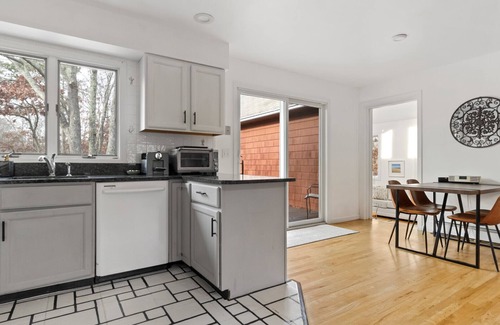 Hampton Bays House | Contemporary Hampton Bays home on one acre of manicured lawn, private pool,.