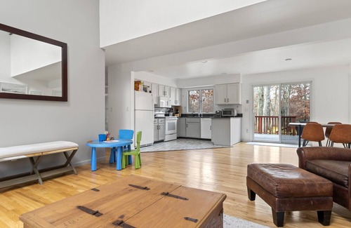 Hampton Bays House | Contemporary Hampton Bays home on one acre of manicured lawn, private pool,.
