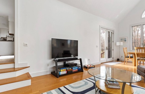 Hampton Bays House | Contemporary Hampton Bays home on one acre of manicured lawn, private pool,.