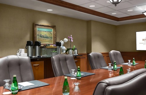 Central West End Apartment | Contemporary Hotel in Central West End district! Parking, Pool & Cinema Onsite!